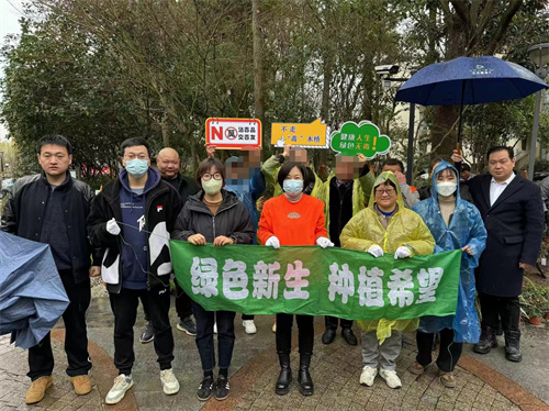 为了迎接第46个植树节，一场特殊的植树节活动在南翔镇丰翔社区举行。这次活动的参与者有些特别，他们是一群正在努力戒除毒瘾、追求新生的戒毒人员。